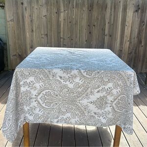 TAHARI HOME Tablecloth Silver Gray Scroll Pattern on White #1110259